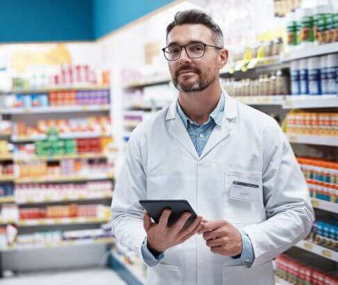 pharmacien dans son officine