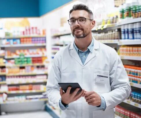 pharmacien dans son officine